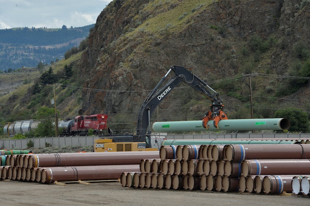 Selon un rapport, les émissions canadiennes « sont considérablement plus élevées qu'elles ne l'étaient en 1990 » (Photo d'illustration du pipeline Trans Mountain au Canada).