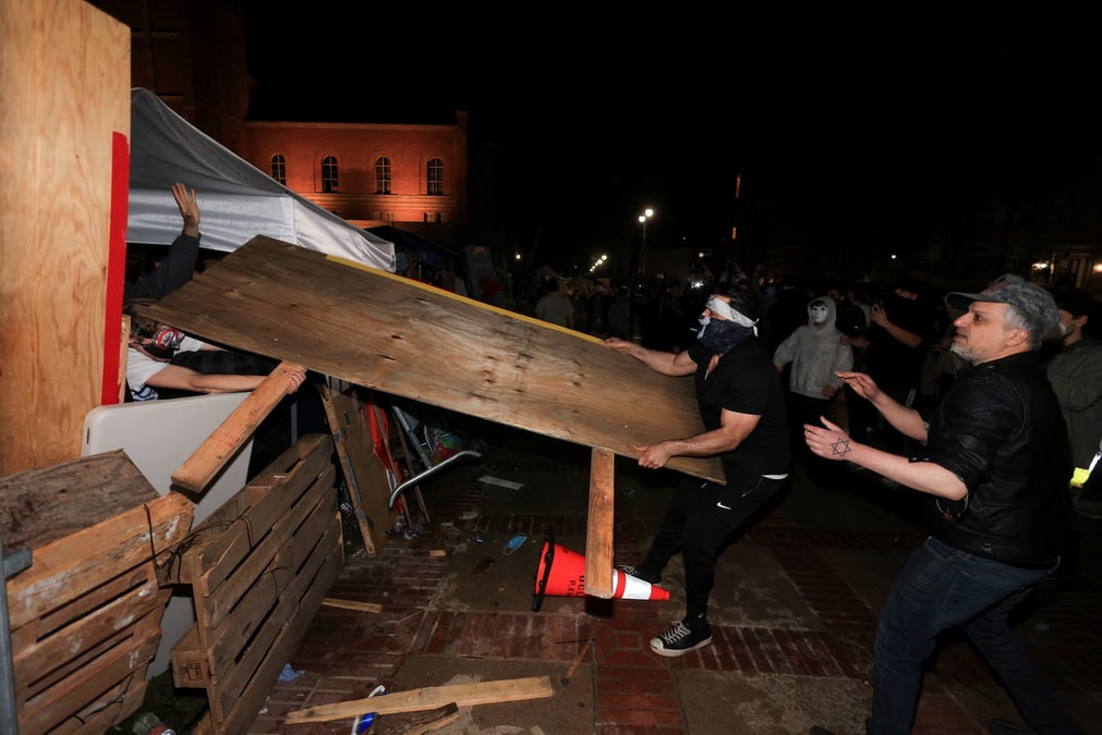 Des affrontements entre des manifestants a l'universite de californie