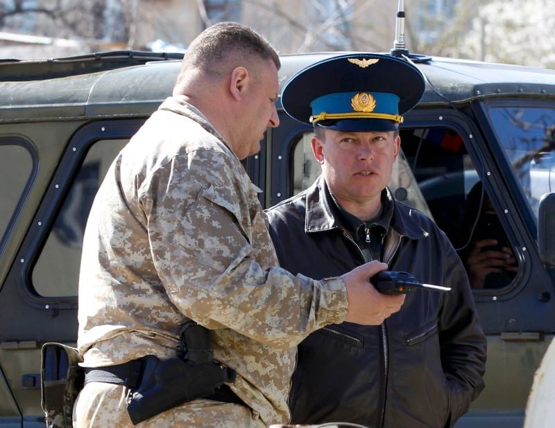 Les forces russes encerclent une base ukrainienne en Crimée