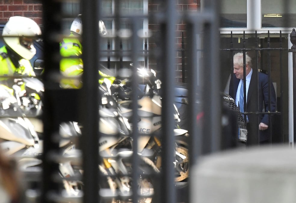 Grande-bretagne: la police emet plus de 100 amendes pour violation du confinement a downing street