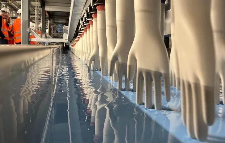 En avril prochain, les quatre lignes seront opérationnelles au sein de l'usine ManiKHeir dans la Sarthe pour produire un milliard de gants par an.