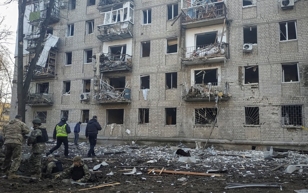 Des experts de la police travaillent sur le site ou des batiments ont ete endommages par une frappe militaire russe a kharkiv