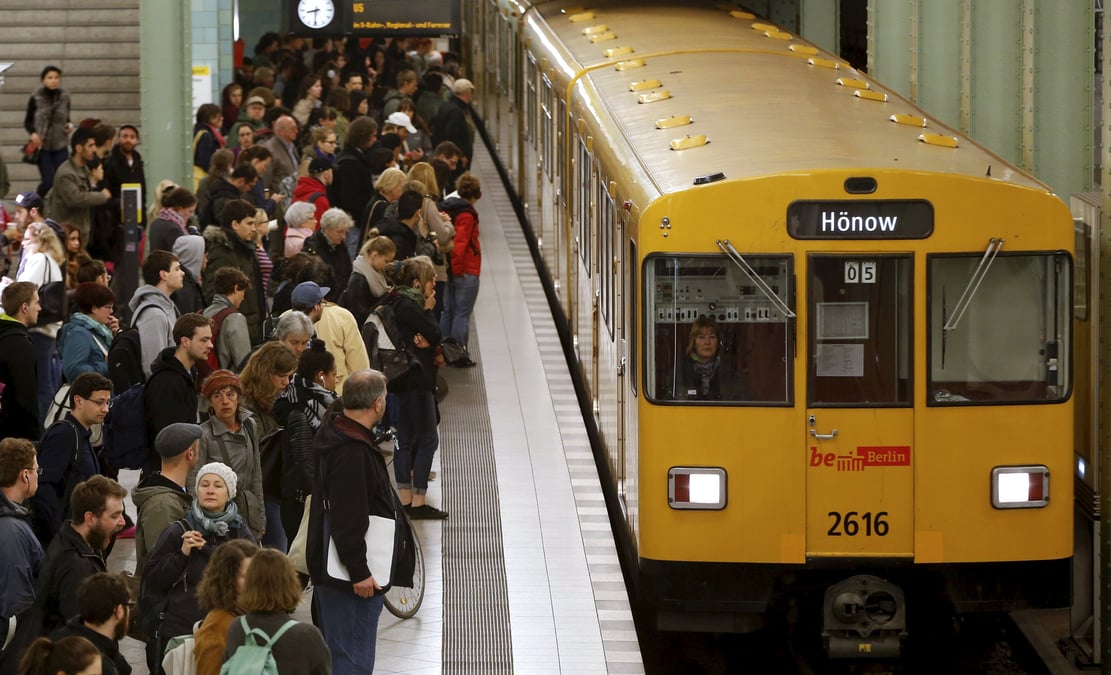 La greve dans les chemins de fer allemands s’etend au trafic voyageurs