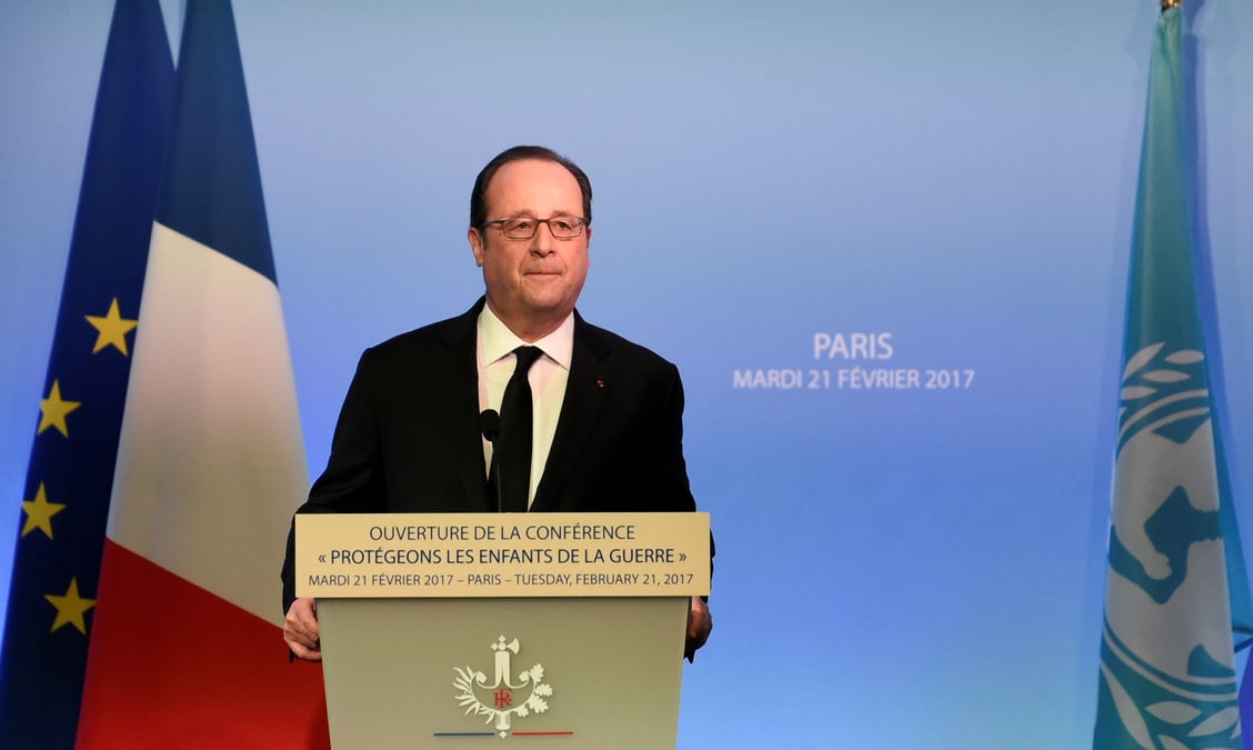 Hollande annonce que la france ne succombera pas a l'extremisme
