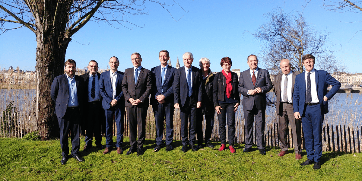 Patrick Bobet entouré d'une partie des candidats investis par Communauté d'avenir dont le maire de Bordeaux, Nicolas Florian.