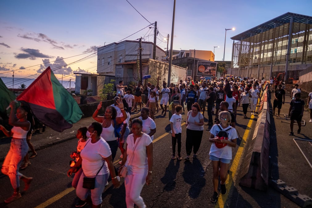 Antilles: lecornu reproche aux syndicats la non-condamnation des violences