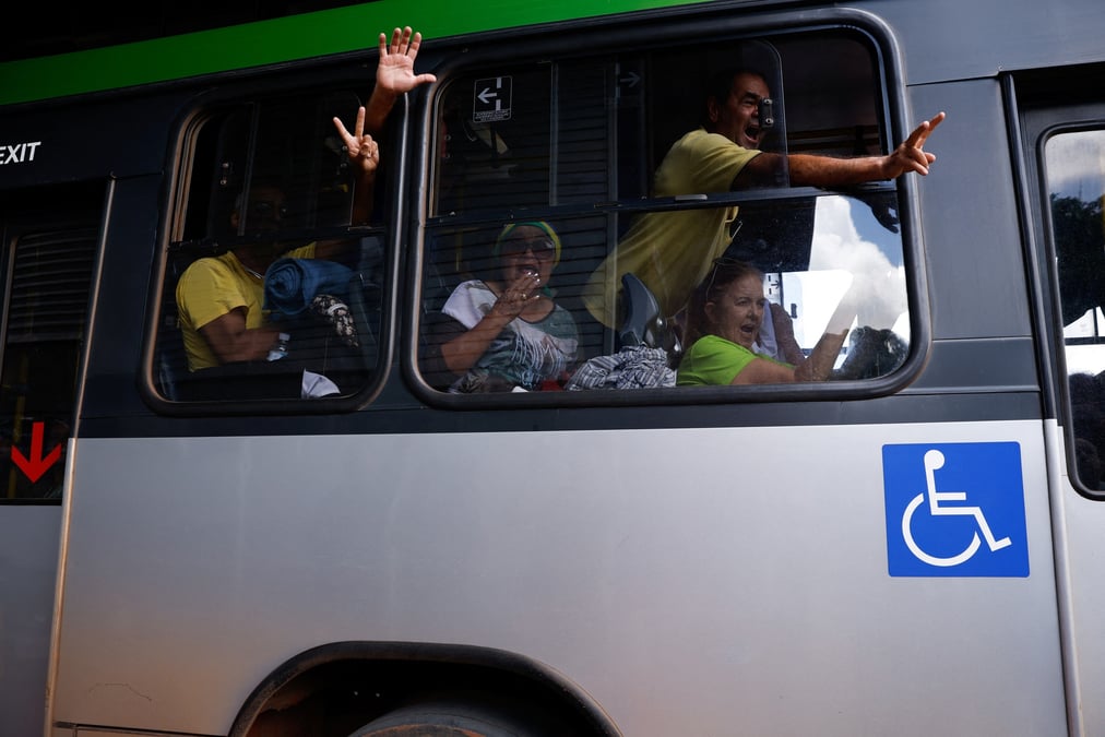 Des partisans de l'ancien president bresilien jair bolsonaro quittent l'academie nationale de la police federale