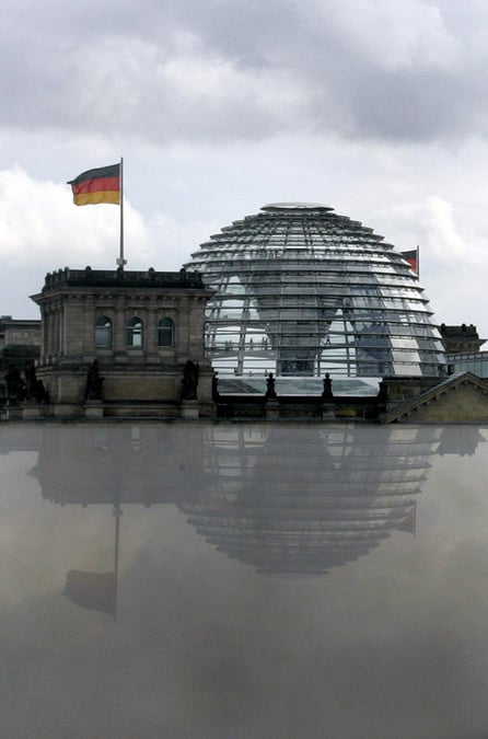 Le bundestag, la chambre basse du parlement allemand, se reflete dans un bassin d'eau a berlin