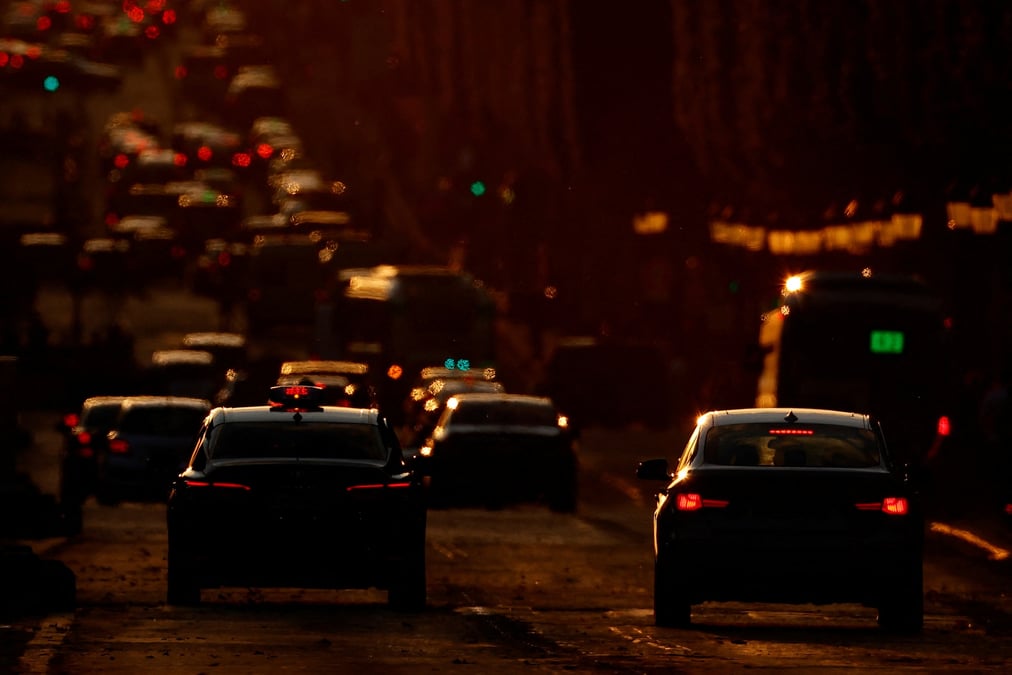 Des voitures aux champs-elysees a paris