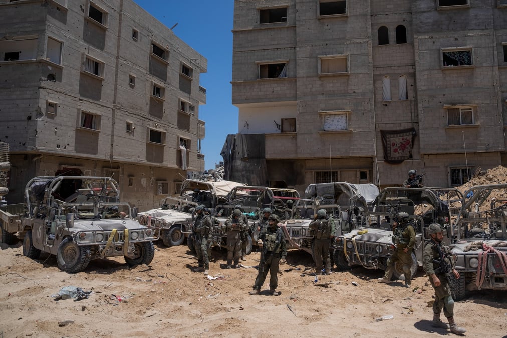 Des soldats israeliens operent dans le sud de la bande de gaza