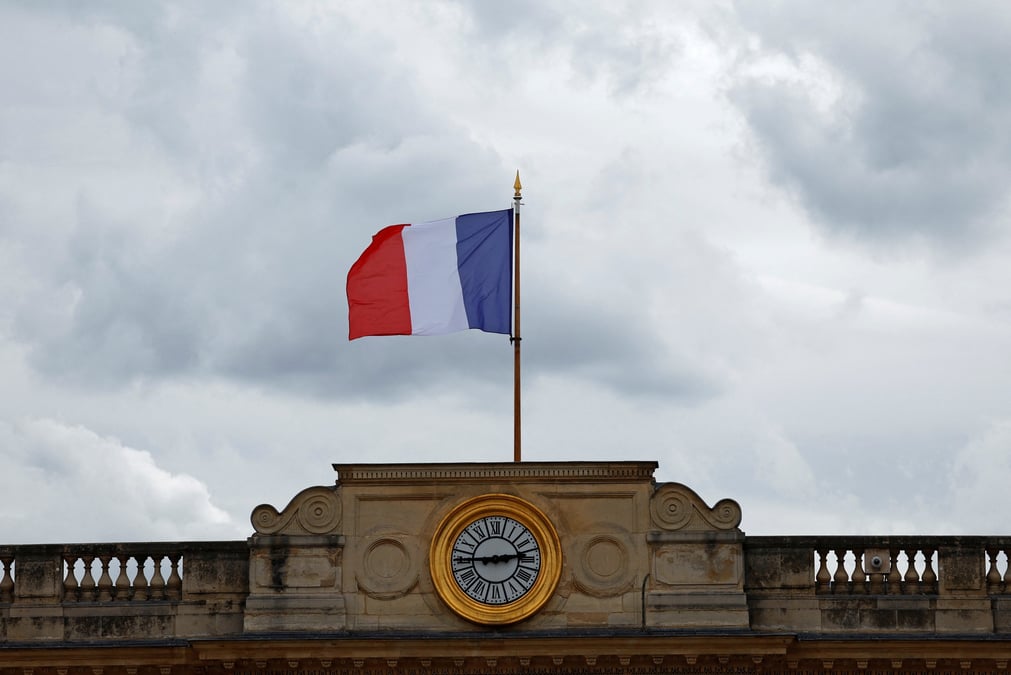 Un drapeau francais au-dessus de l'assemblee nationale a paris