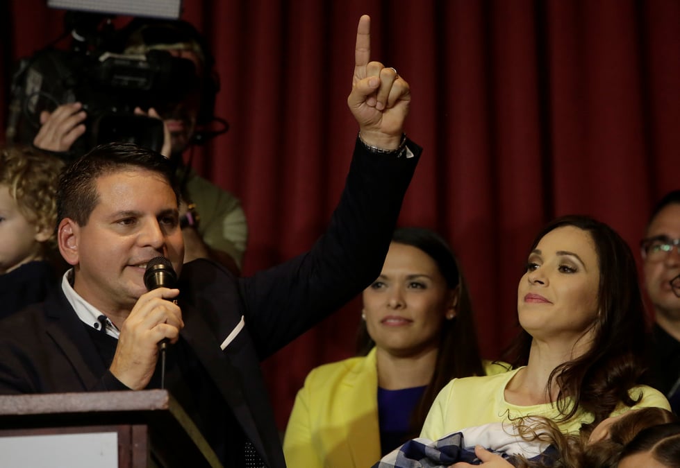 Un candidat evangelique hostile au mariage gay vire en tete au costa rica