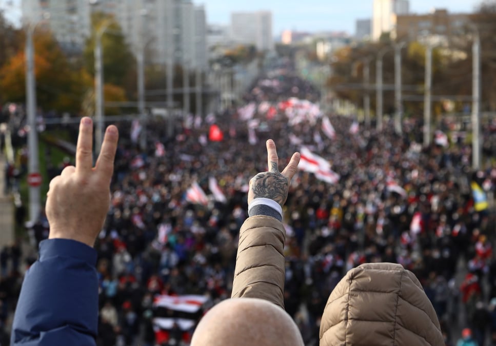 Des milliers de personnes manifestent en bielorussie malgre les menaces de represailles