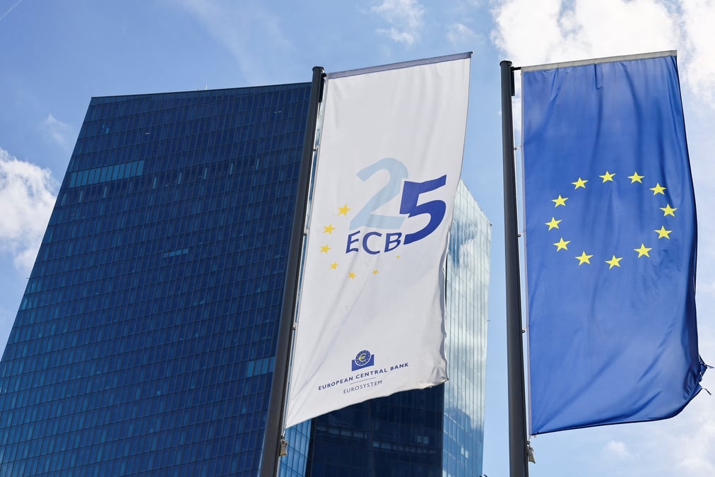 Une vue montre le drapeau de la banque centrale europeenne (bce) a francfort