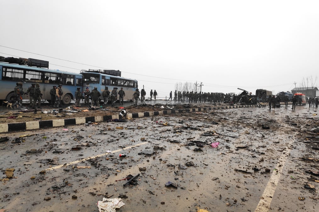 Quarante-quatre policiers indiens tues dans un attentat au cachemire