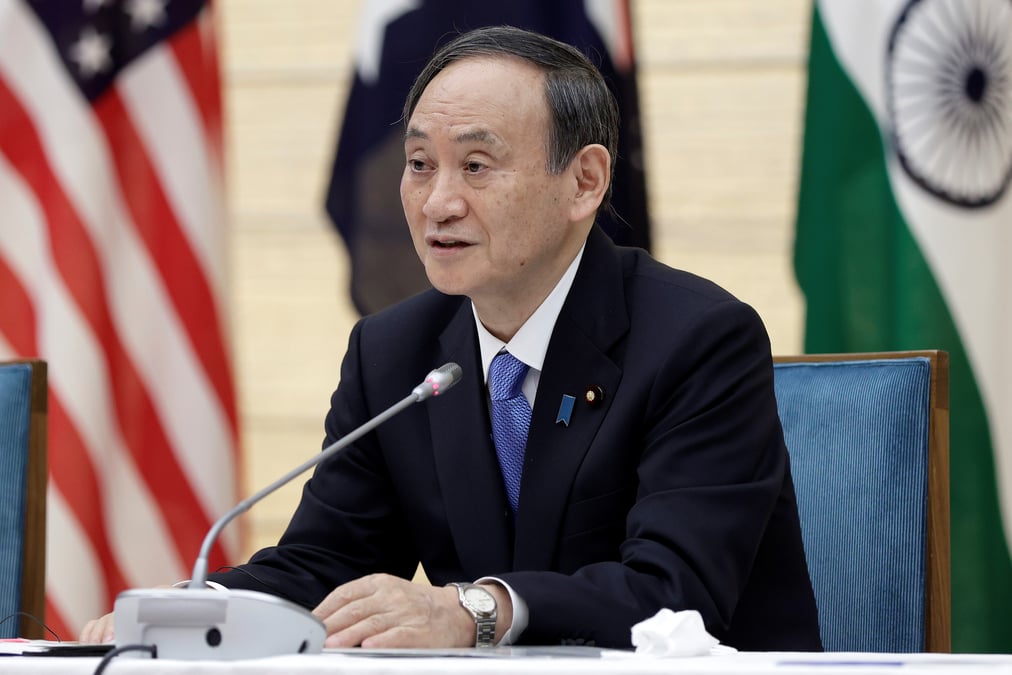 Le pm japonais suga vaccine contre le covid-19 avant sa visite aux usa
