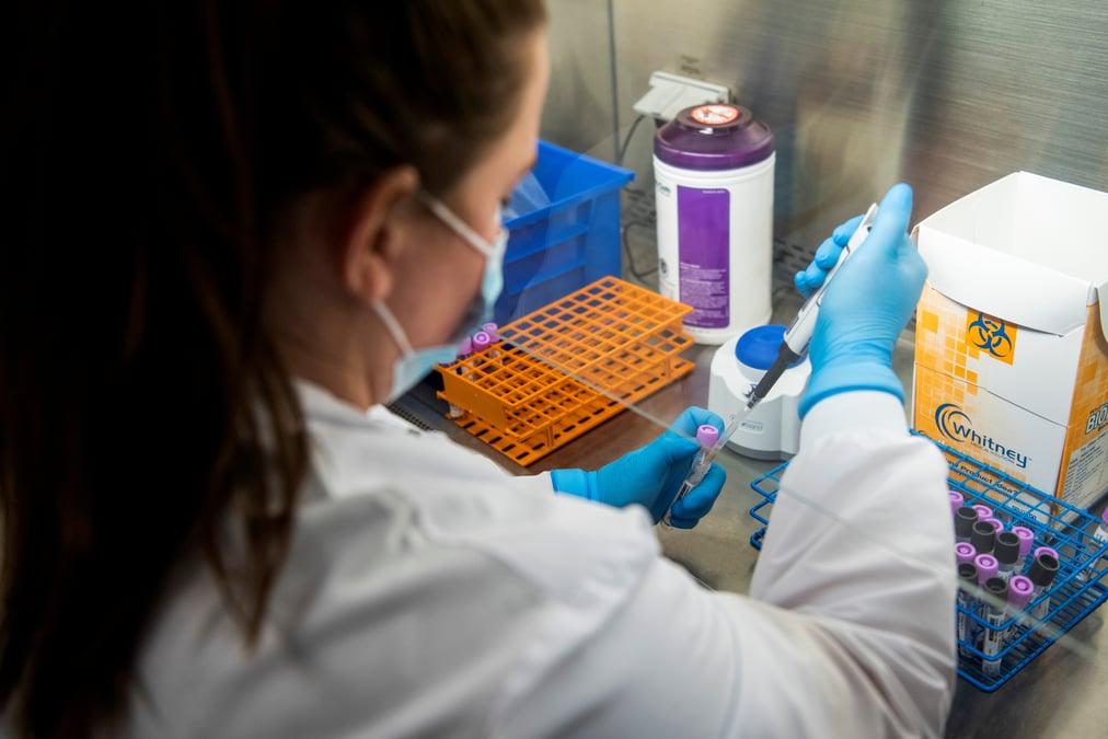 Des tests montrent que 3 doses de vaccin neutralisent omicron, disent pfizer et biontech
