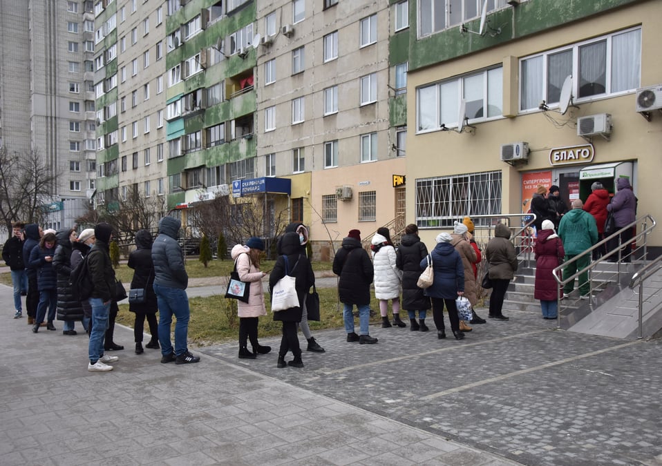 Ukraine: a kiev, certains font des provisions, d'autres tentent de fuir