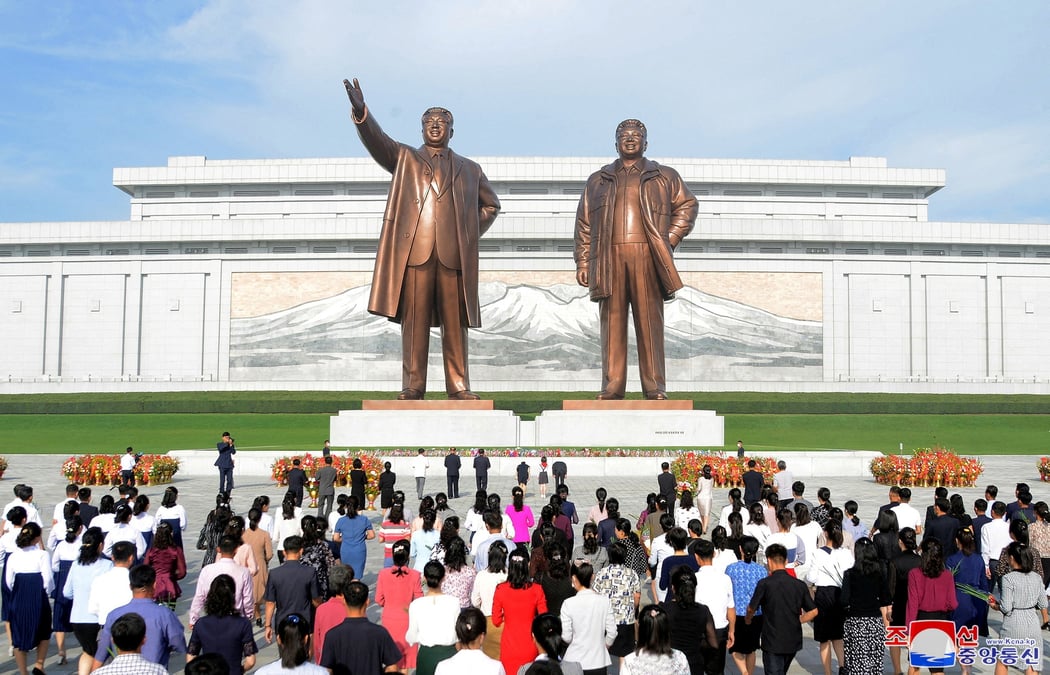 Photo d'archives :  les statues du fondateur de la coree du nord, kim il sung, et du defunt dirigeant, kim jong il, en coree du nord