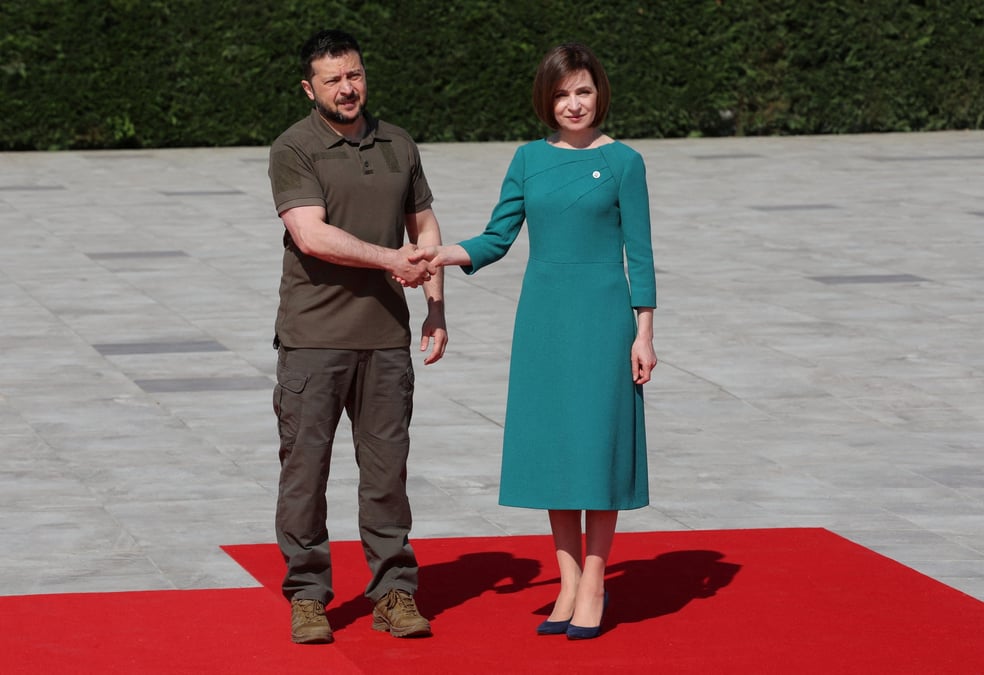 Le president ukrainien, volodimir zelensky, serre la main de la presidente moldave, maia sandu