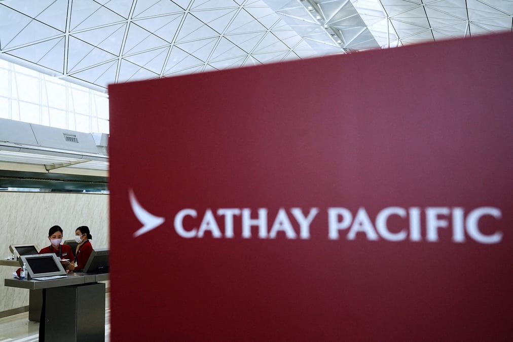 Les employes de cathay pacific travaillent a l'aeroport international de hong kong, a hong kong
