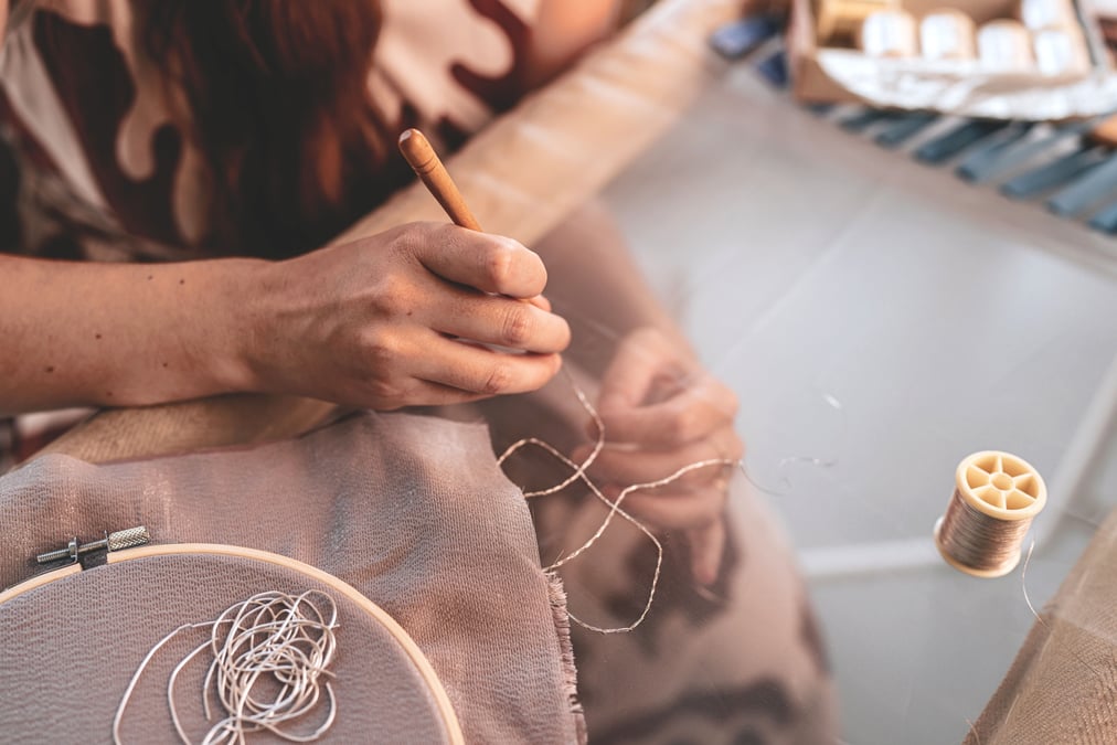 Manon Auguste, "Designer Textile et Lumière" brode au fil d'or dans son atelier du Vaudreuil dans l'Eure.