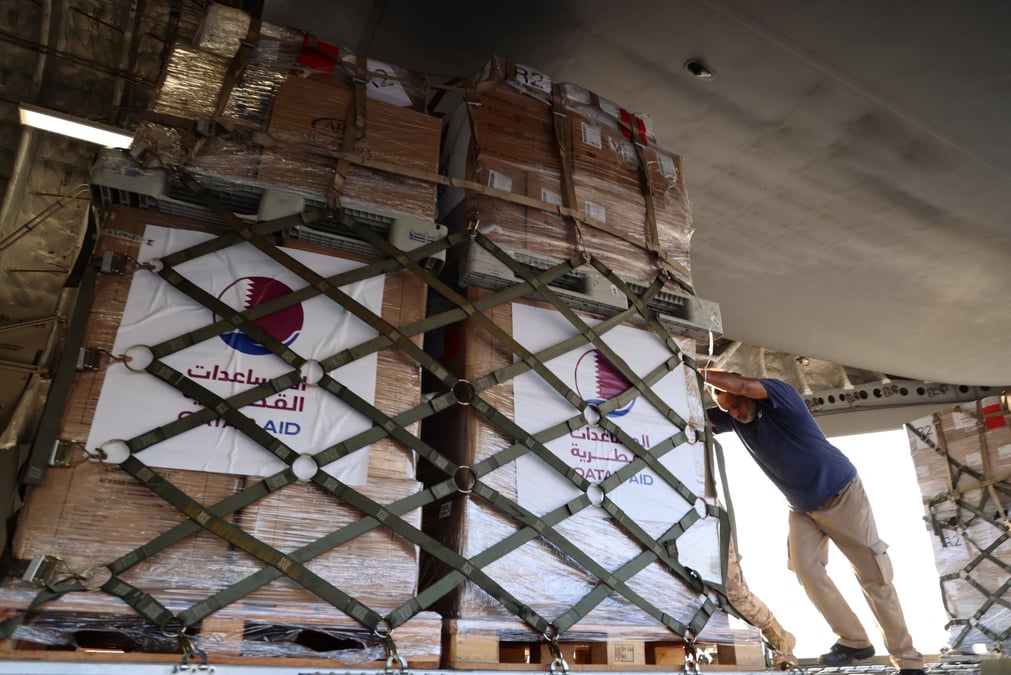 L'aide qatarie est chargee dans un avion cargo a destination du liban