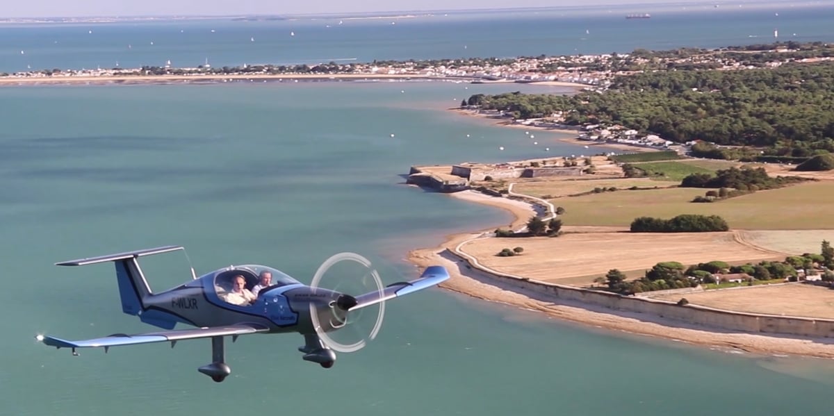 Les avions d'Elixir Aircraft effectuent leurs essais le long du littoral charentais, comme ici au-dessus de l'île de Ré.