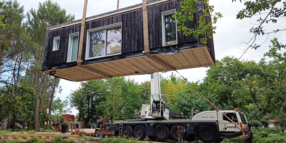La maison a été installée dans le jardin d'un particulier dans le Haut-Médoc.