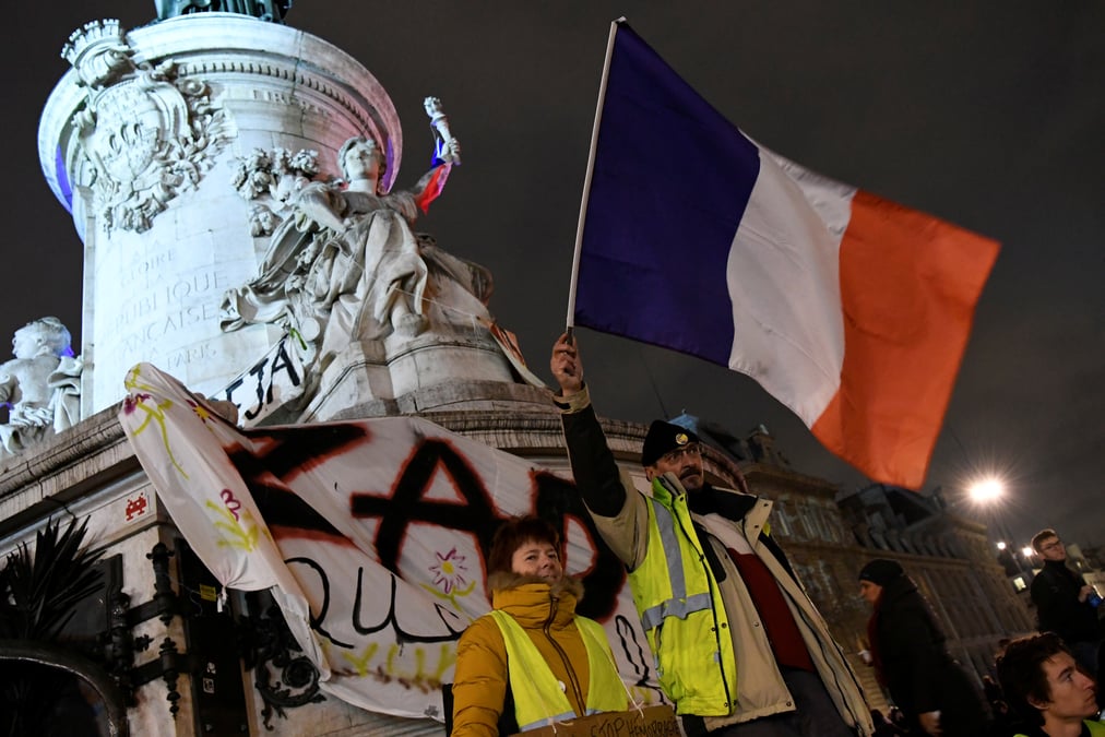 "gilets jaunes": la crise ouvre la boite a fantasmes politiques