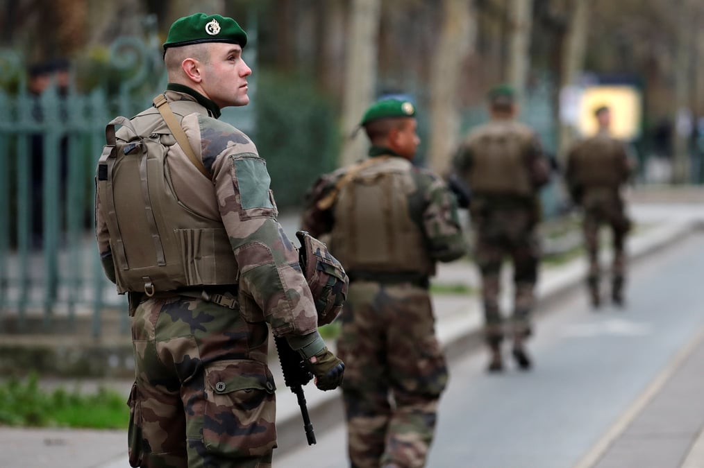 Macron deplore "un faux debat absolu" sur le role de sentinelle