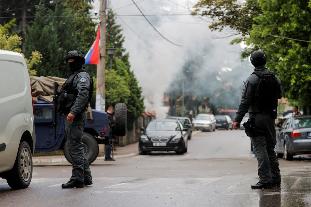 La police monte la garde apres des affrontements entre la police du kosovo et des manifestants serbes
