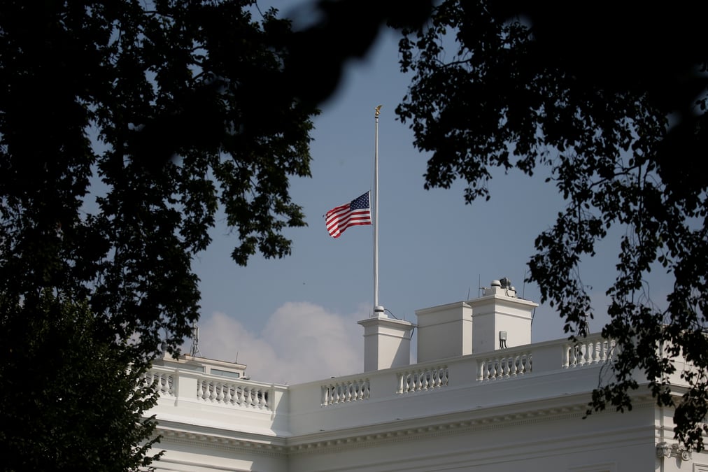 Pour mccain, trump demande que les drapeaux soient en berne