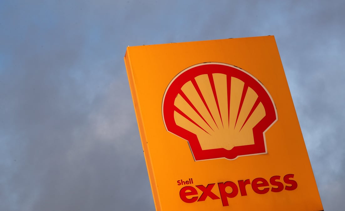 Shell evite une perte au deuxieme trimestre mais passe pres de 17 milliards de dollars de depreciations
