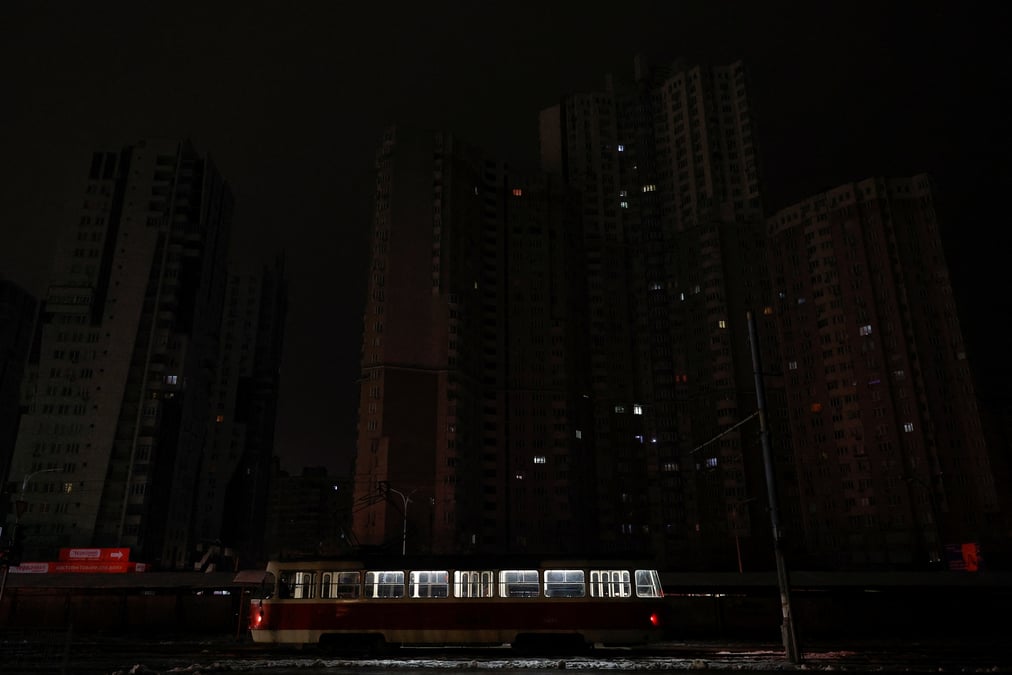 Un tramway devant des appartements a kyiv sans electricite apres des frappes de missiles russes