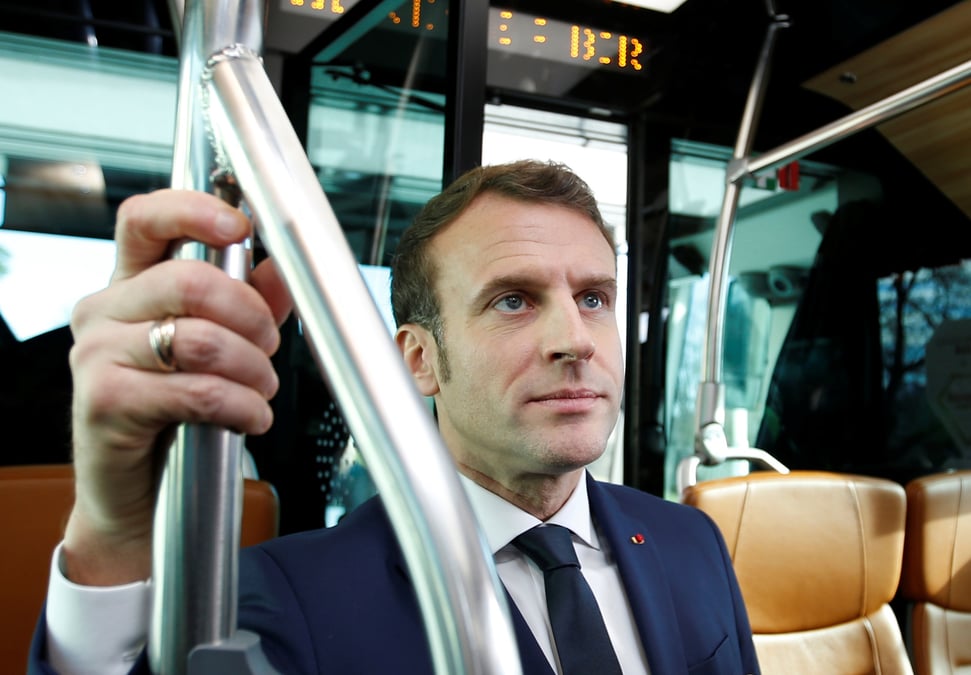 Le president francais emmanuel macron dans un bus a hydrogene a paris