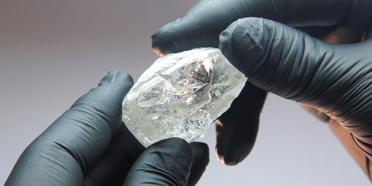 Les Vingt-Sept ont ajouté Alrosa, le plus gros producteur de diamants dans le monde, et son patron Pavel Marinychev, à sa liste noire des entités et des personnalités (Photo prise le 25 février 2021, lors d'une présentation du groupe Alrosa à Moscou).