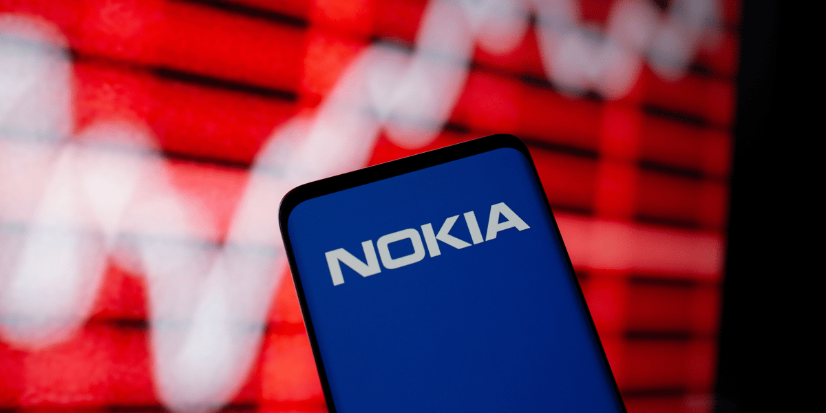 Photo d'archives: le logo de nokia affiche sur un telephone portable devant un graphique boursier