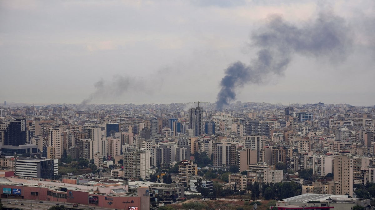 Des volutes de fumee s'elevent au-dessus de la banlieue sud de Beyrouth, dans le cadre des hostilités entre le Hezbollah et les forces israéliennes.