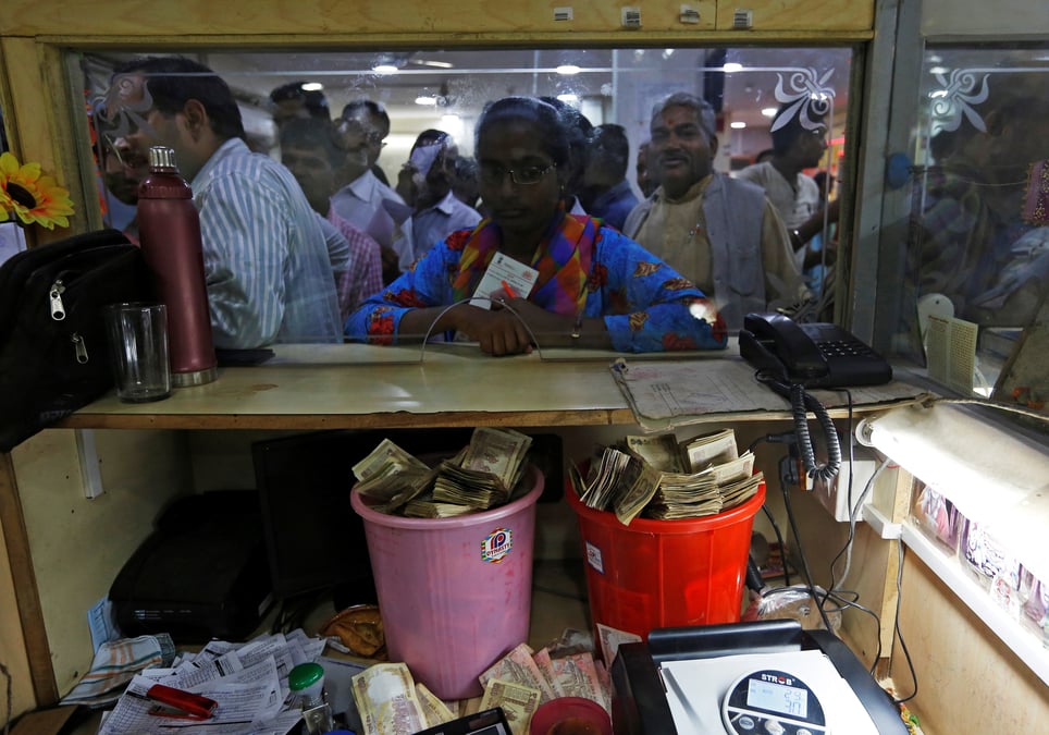La demonetisation de gros billets provoque le desordre et la colere en inde