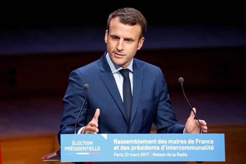 Macron hue par des maires