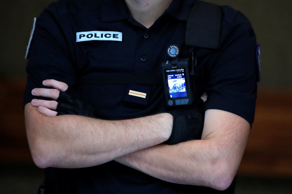 Files d'attente provoquees par les policiers aux aeroports de paris