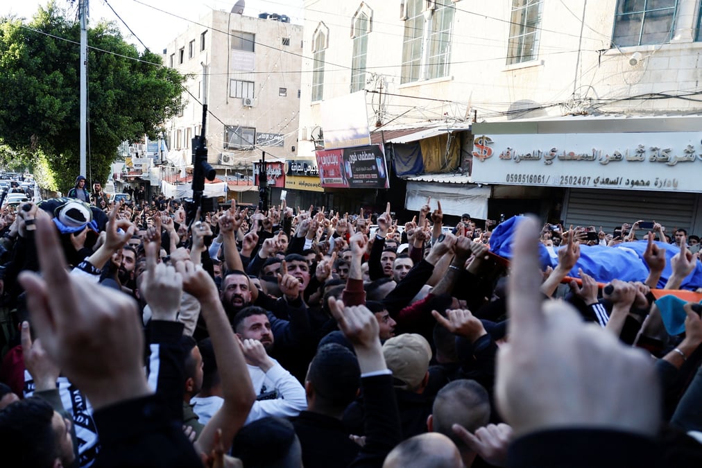 Des personnes portent les corps des palestiniens qui ont ete tues lors d'un raid des forces israeliennes dans la ville de jenine, en cisjordanie occupee