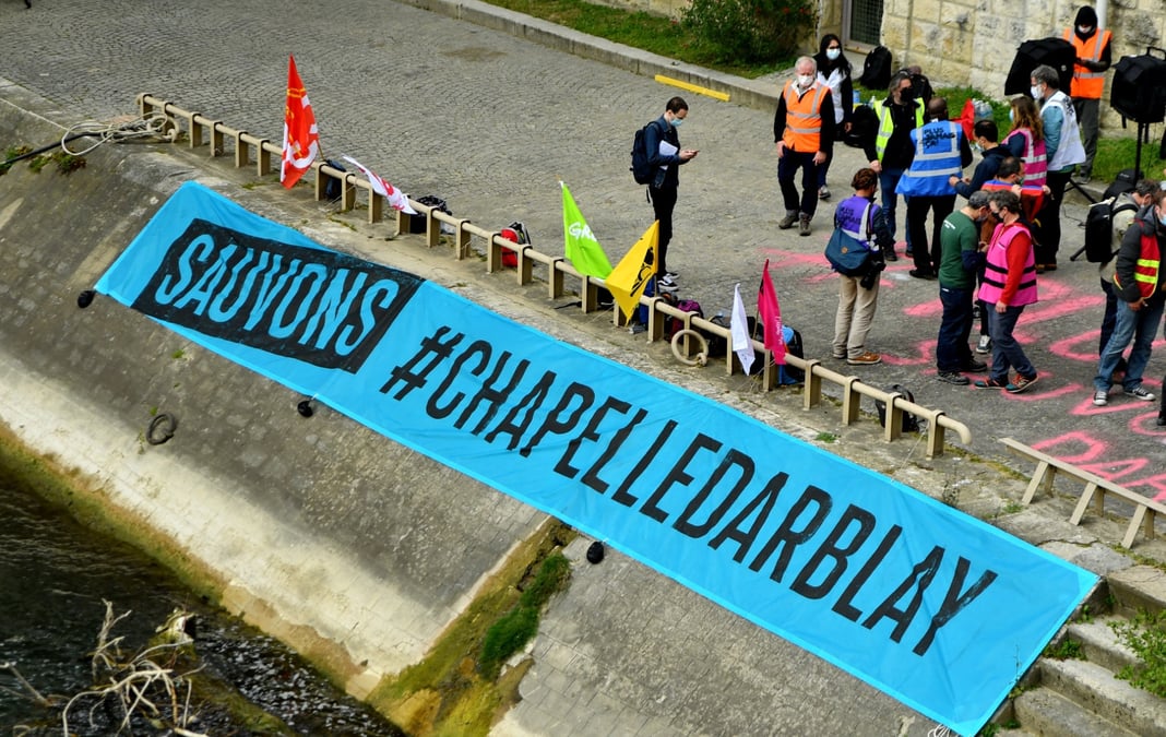 En avril 2021, une manifestation pour la sauvegarde de la papeterie Chapelle Darblay, organisée par Greenpeace, s'était tenue devant Bercy.