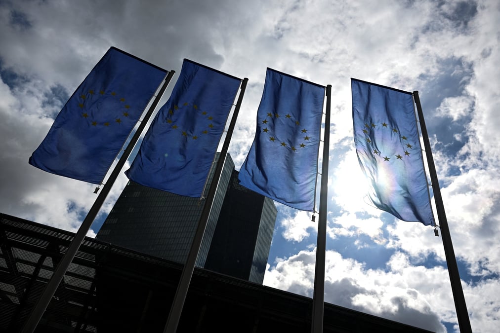 Les drapeaux de l'union europeenne flottent devant la bce