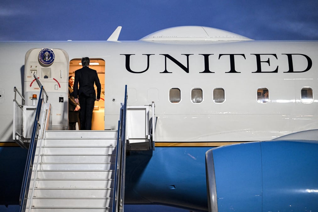 Le secretaire d'etat americain antony blinken monte a bord de son avion avant son depart de l'aeroport international king hussein dans la ville cotiere jordanienne d'aqaba
