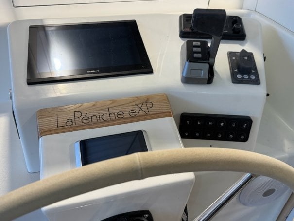 Le poste de pilotage a été repensé pour inclure un écran de 12 pouces qui facilite la gestion des différents systèmes du bateau, tout en intégrant une application smartphone.