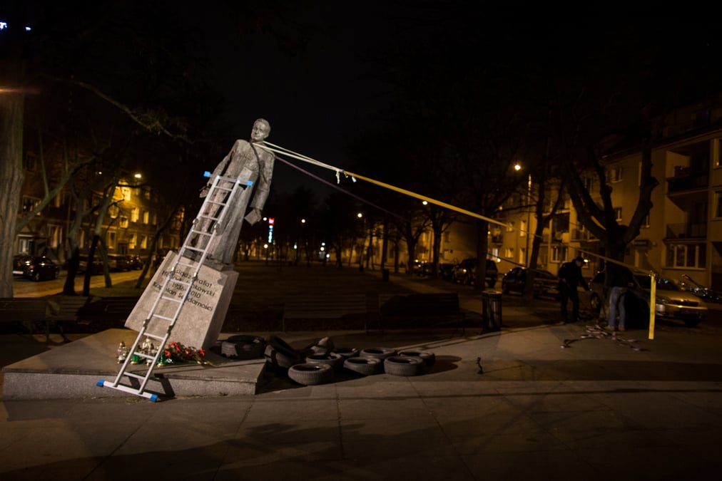 La statue d'un pretre soupconne de pedophilie renversee a gdansk