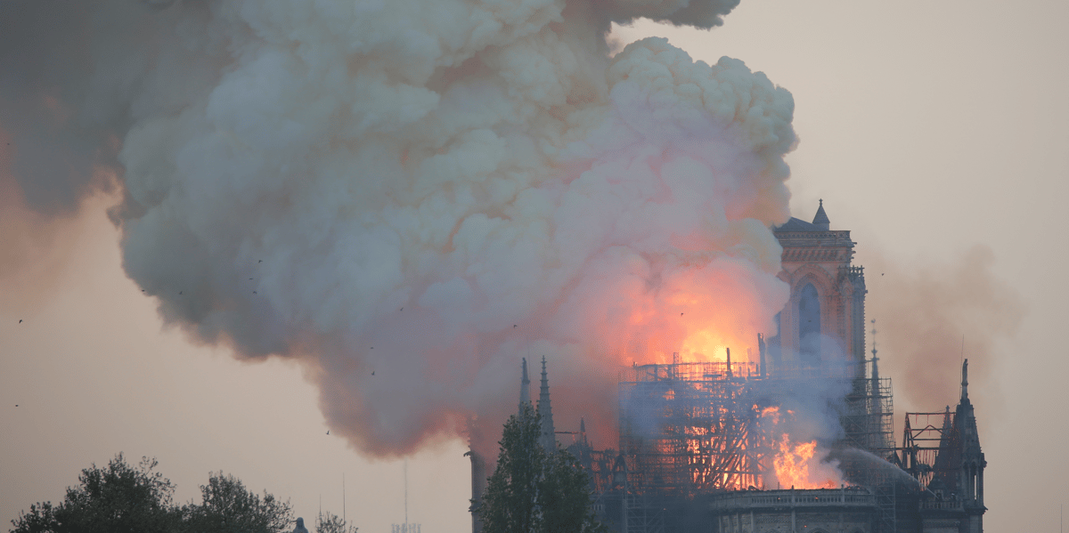 La fleche de notre-dame de paris s'est effondree
