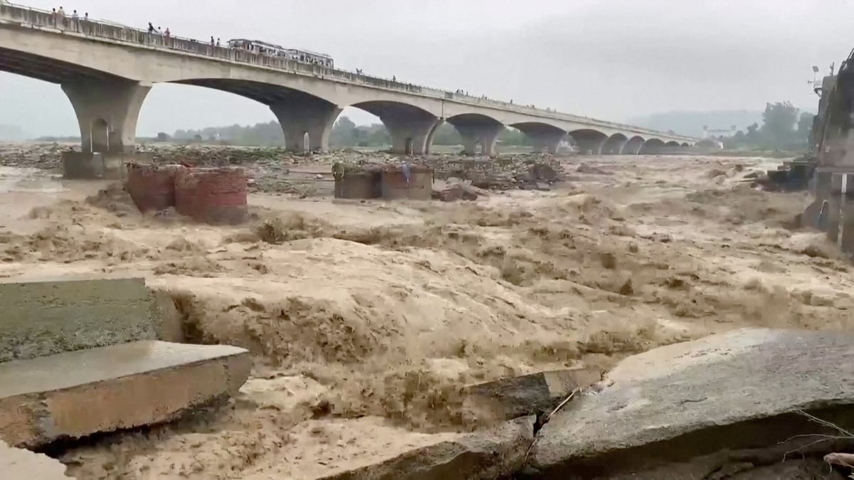 Inondations et glissements de terrain ont fait au moins 50 morts en inde
